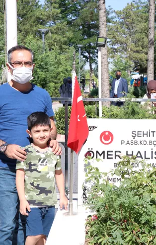 15 Temmuz kahramanı Şehit Ömer Halisdemir'in kabrine ziyaretçi akını