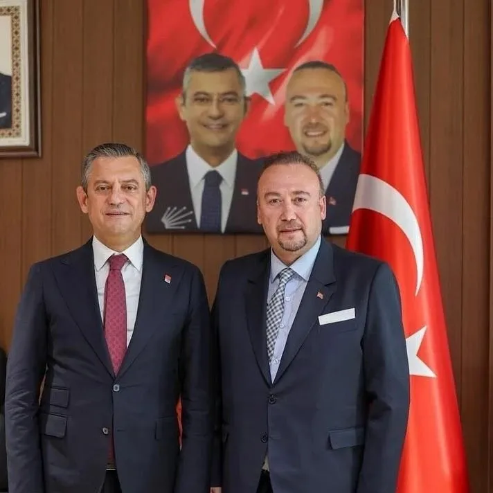 chp-uckuru-gevsege-usaklik-ediyor-ozgur-ozelin-ozkan-yalim-korkusu-itirafci-olup-konusur-diye-ihrac-edemedi-1774866642682.jpeg CHP uçkuru gevşeğe "Uşak"lık ediyor! Özgür Özel'in "Özkan Yalım" korkusu: "İtirafçı olup konuşur" diye ihraç edemedi-5