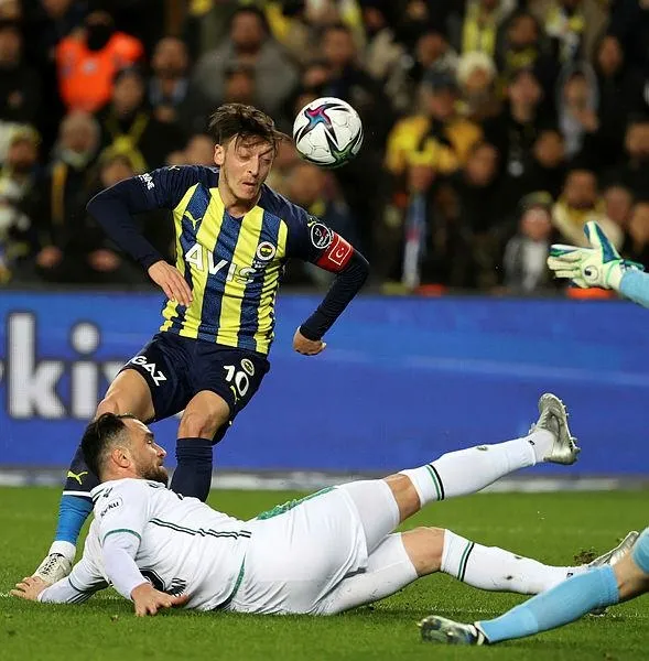 Fenerbahçe'de bir türlü istenilen katkıyı veremeyen Mesut Özil gözden düştü-3