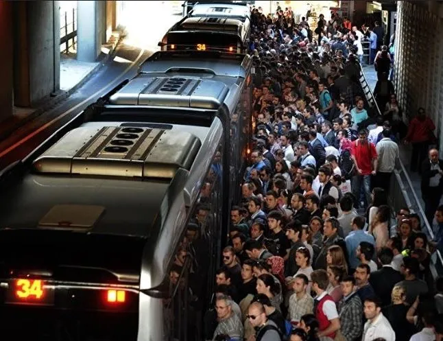 Son dakika: İstanbul Mecidiyeköy metrobüs durağında sapık! Genç kızın etek altını çekerken yakalandı telefonunda onlarca kadının görüntüsü çıktı