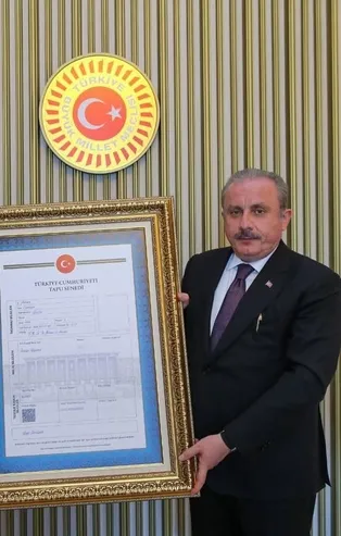 Bakan Kurum Gazi Meclisin tapu senedini Meclis Başkanı Şentop'a takdim etti