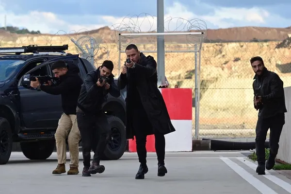 ben-bu-cihana-sigmazam-45-bolumden-ipuclari-cezayir-kurtulus-yolu-ariyor-1699864055083.jpg Ben Bu Cihana Sığmazam 45. bölümden ipuçları: Cezayir kurtuluş yolu arıyor!-6