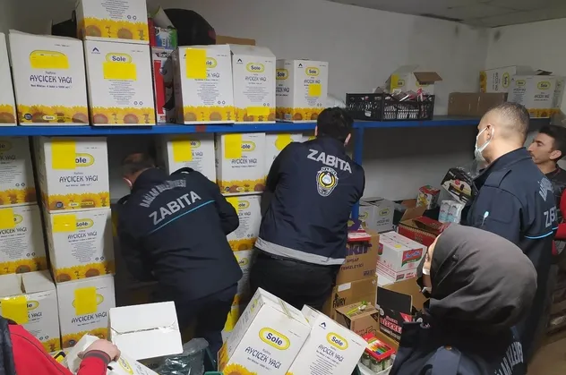 Ayçiçek yağı stokçuluğu yapan marketlere gece baskını! Ayçiçek yağı fiyatı artacak iddiasının ardından depolara kaldırmışlar!