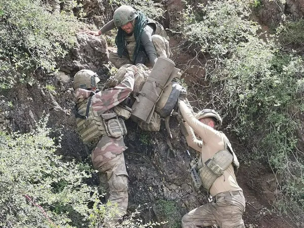 son-dakika-bordo-bereliler-avasinde-kritik-oneme-sahip-mervanos-tepesine-konuslandi-1620367720021.jpg SON DAKİKA: Bordo bereliler Avaşin'de kritik öneme sahip Mervanos Tepesi'ne konuşlandı-3