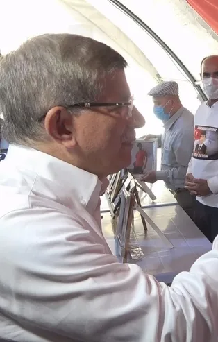 Evlat nöbetindeki ailelerle tartışıp hakaretler savuran Ahmet Davutoğlu'na tepkiler çığ gibi