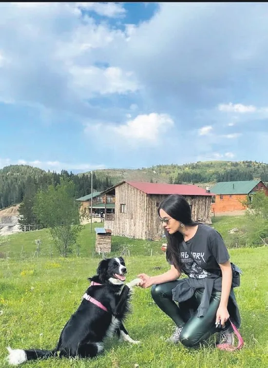 hande-soral-sevimli-kopegiyle-poz-verdi-1591136848731.jpeg Hande Soral sevimli köpeğiyle poz verdi-1