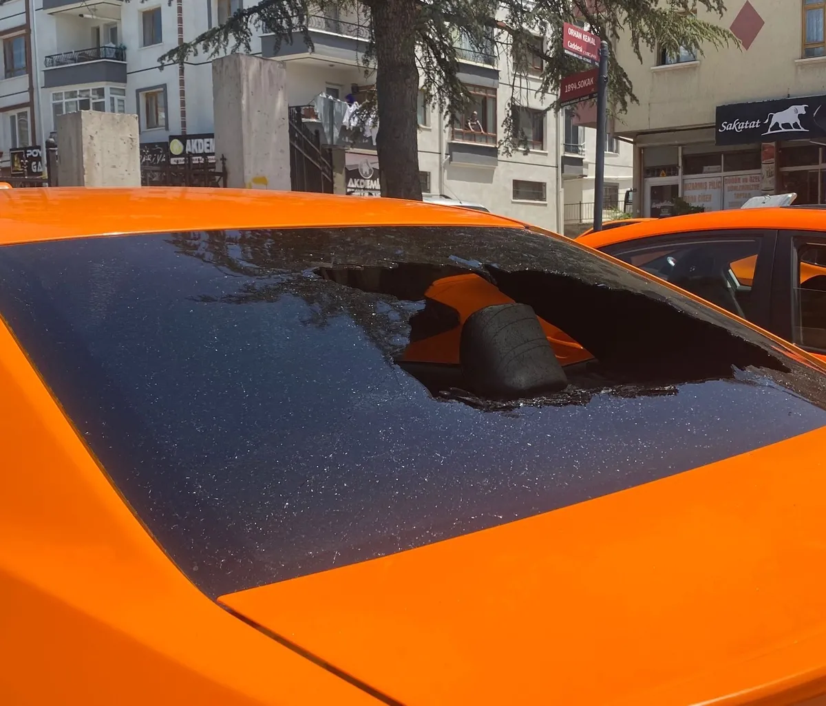 Taksi durağına satırlı ve sopalı saldırı: 3 yaralı! Şoför korku dolu anları anlattı: "Belki bayanlar olmasa ben ölecektim"-1