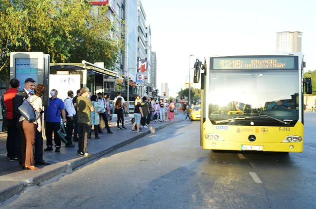SON DAKİKA! Yeni dönem başladı! Normalleşmenin ilk gününde toplu taşımada yoğunluk