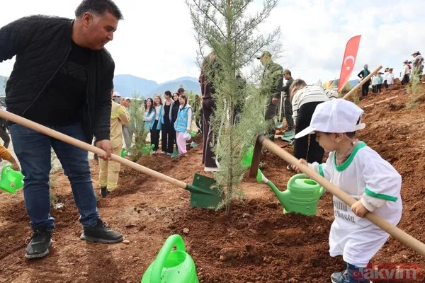Etkinlik Kapsamında 18 Bin 500 Fidan Toprakla Buluşturuldu. Nevşehir'in Merkeze Bağlı Boğaz Köyünde Düzenlenen Programa Vali, Kamu Kurum Müdürleri, Öğrenciler...