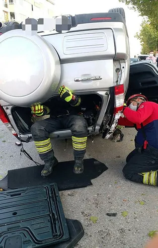 Denizli'de cipiyle takla atan şahıs aracın içerisine sıkıştı