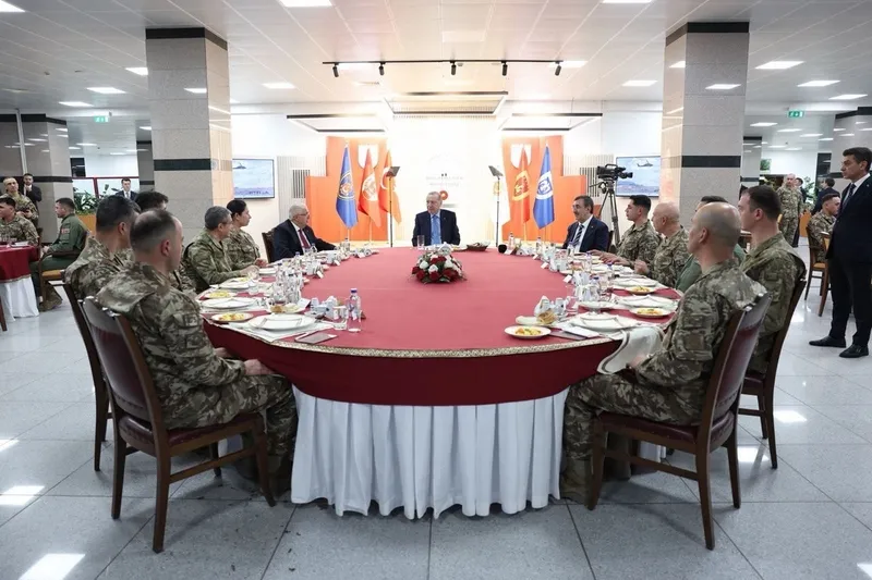 recep-tayyip-erdogan-mehmetciklerle-iftarda-bulustu-15-temmuz-kahramani-omer-halisdemirin-anitinda-dua-etti-1772650570364.jpeg Başkan Erdoğan Mehmetçiklerle iftarda buluştu: 15 Temmuz kahramanı Ömer Halisdemir’in anıtında dua etti-4