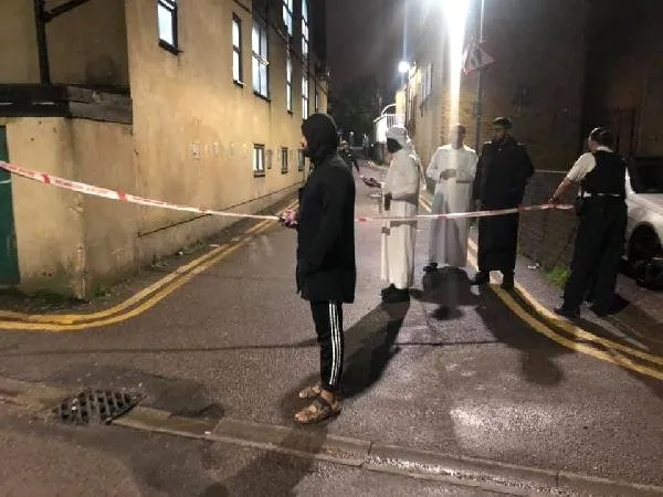 Londra'da saldırgan silahla camiye girmeye çalıştı!-5