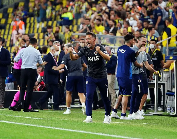 fenerbahce-sampiyon-oldugu-sezona-selam-cakti-1629711495154.jpg Fenerbahçe şampiyon olduğu sezona selam çaktı!-4