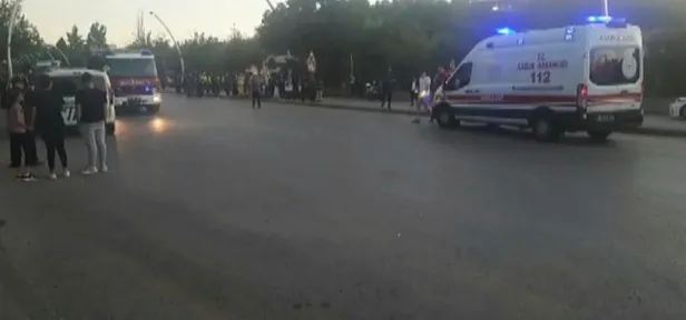 Ankara'da facianın eşiğinden dönüldü! Otomobil durağa daldı-4