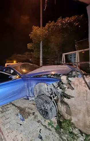 Adana'da polisten kaçan sürücü duvara çarptı
