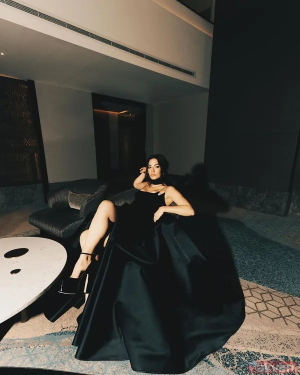 Demet Özdemir bornozuyla İstanbul sokaklarını turladı! Oğuzhan Koç’un biricik eşine bakın! “Bir elimde cımbız bir elimde ayna...” - 24