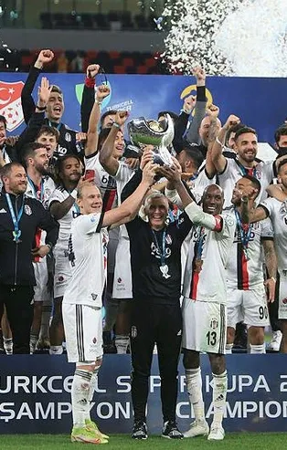 Katar’da Antalya'yı penaltılarla yenip zafere ulaşan Beşiktaş Süper Kupa'yı aldı