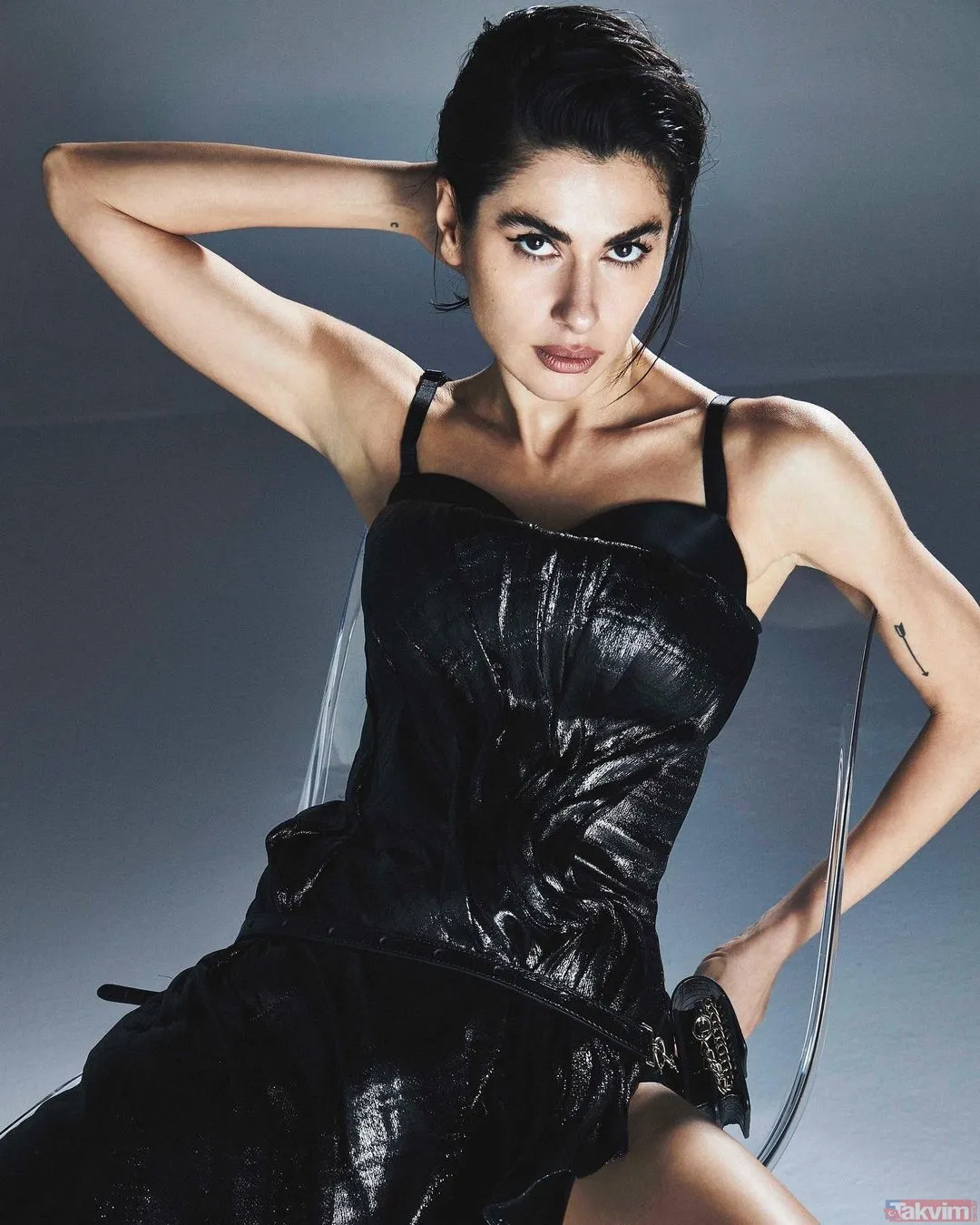 Nesrin Cavadzade kumsal pozlarını yayınladı ortalık karıştı! Sütyensiz Nesrin Cavadzade kumsal pozlarını yayınladı ortalık karıştı! Sütyensiz