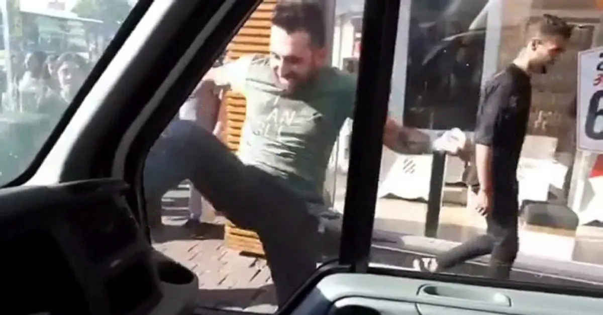 Kadıköy'de minibüsçü terörü! Yolu kapatan kamyonete tekmelerle saldırdı (Video)