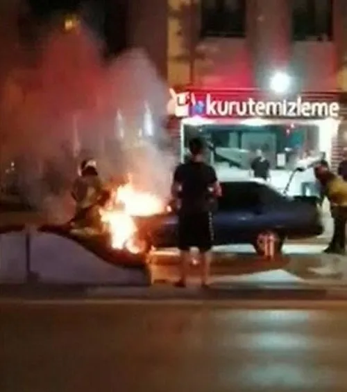 Son dakika: Bursa'da seyir halindeki otomobil alev alev yandı-1