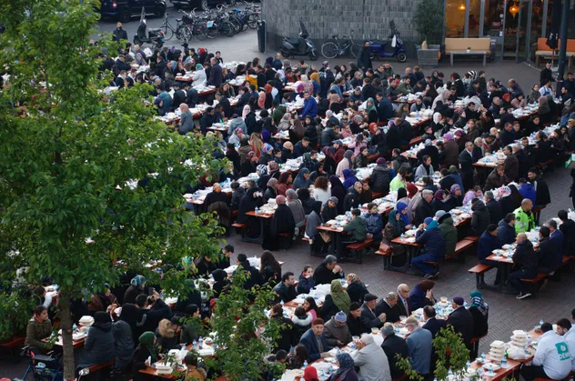 Hollanda'da "Cami Meydanı"nda sokak iftarı