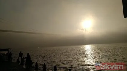 İstanbul Boğazı’nda etkili olan sis ortaya kartpostallık görüntüler çıkardı