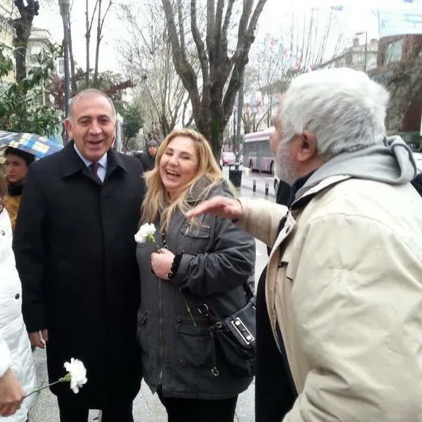 Kadıköy'de CHP'li kadından AK Parti'nin seçim bürosuna saldırı-3