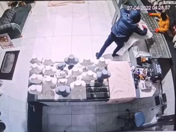 1651732469906.jpg Çuvallarla altın çaldılar! Beykoz'da kuyumcuda milyonluk soygun-3