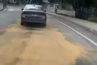 Arnavutköy'de yola yağ döküldü! Sürücülerin zor anları