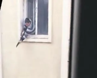 Ailesini rehin aldı