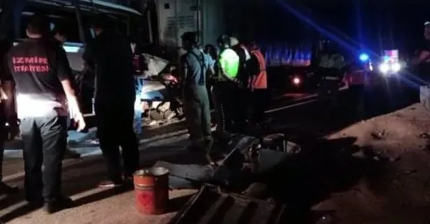 İzmir’de feci kaza! Otoyolda servis minibüsü TIR’a arkadan çarptı: Ölü ve yaralılar var