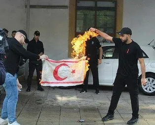 Bayrak yakan Rumlar’a tepki
