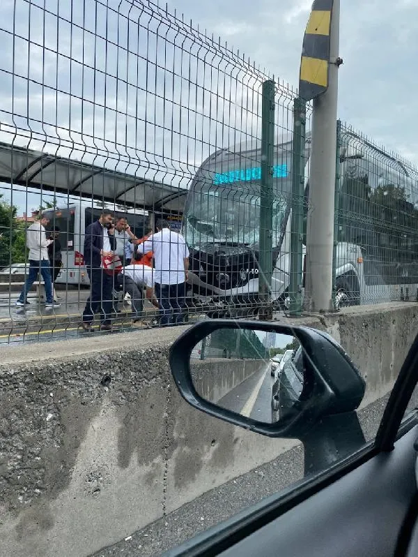 istanbulun-toplu-tasima-cilesi-bitmiyor-metrobusler-pes-pese-kaza-yapti-1691746920512.jpeg İstanbul'un toplu taşıma çilesi bitmiyor! Metrobüsler peş peşe kaza yaptı-4