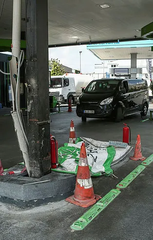 İstanbul'da dehşet anları! Yolcu otobüsü benzinliğe daldı