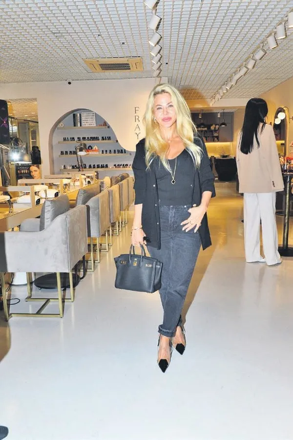 cengiz-kurtoglu-misafirlerine-muhtesem-bir-gece-yasatti-buyuklerime-laf-soyletmem-1686946425563.jpeg Cengiz Kurtoğlu Mustafa Can'ı Orhan Gencebay hakkında konuştuğu için darp ettiği iddiası ile ilgili konuştu: 'Büyüklerime..'-4