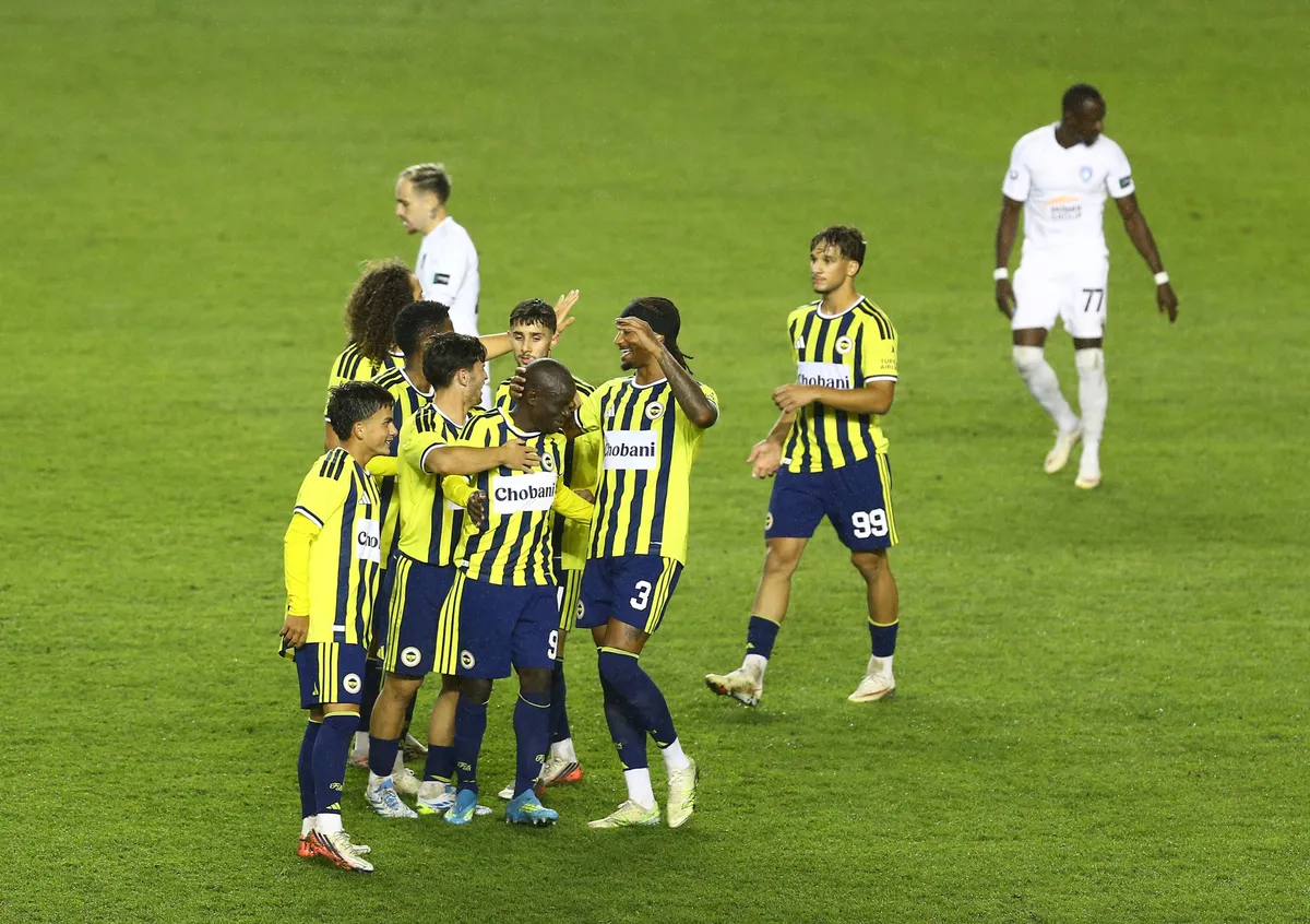 fenerbahcenin-hazirlik-macinda-ilginc-anlar-kirmizi-kart-oyuncu-degisikligine-dondu-1791052153252.jpg Kante Fenerbahçe'nin ilk golünü attı