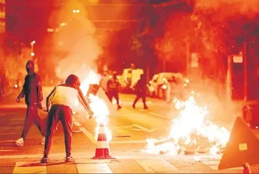 İsviçre’de çalıntı scooter kazasında genç hayatını kaybetti, protestolar şiddetle tırmanıyor