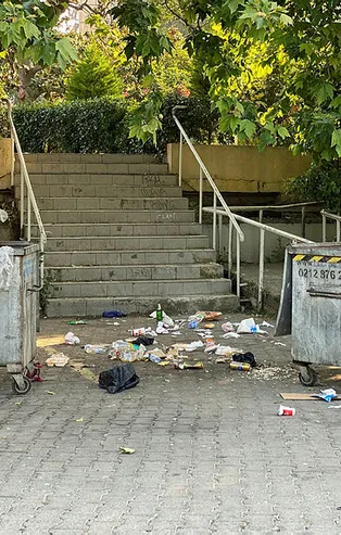Caddebostan'da utandıran manzara! Sosyal mesafeye uymadılar, çöp yığını bıraktılar