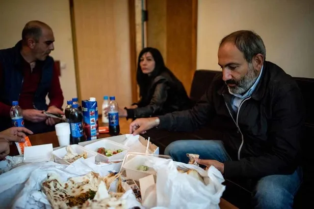 Soros medyasının inşa ettiği sahne tel tel dökülüyor! Paşinyan'ın fişini çektiler-2