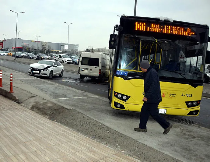 Yine İETT yine kaza! İstanbulluların bitmeyen çilesi