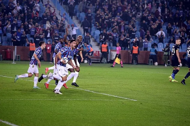 Bakasetas şov yaptı! Lider değişti... Trabzonspor 3-1 Fenerbahçe | MAÇ SONUCU!