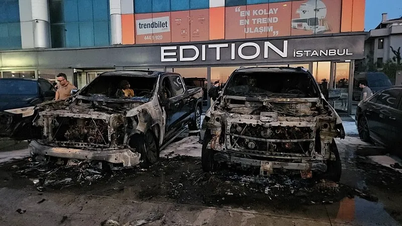 bakirkoyde-50-milyonluk-yangin-4-otomobil-alev-aldi-1780554705882.jpeg Bakırköy'de 50 milyonluk yangın: 4 otomobil alev aldı!-5