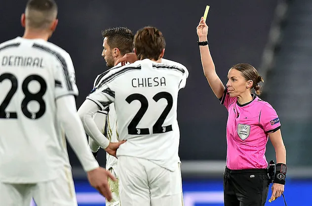 Şampiyonlar Ligi'nde tarihi gece! Stephanie Frappart UEFA Şampiyonlar Ligi'nde maç yöneten ilk kadın hakem oldu