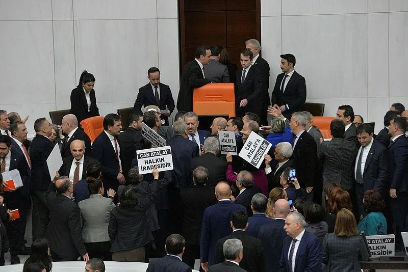 CHP, PKK'nın siyasi ayağı DEM Parti ve TİP'li milletvekilleri kararın okunmasını engellemeye çalıştı