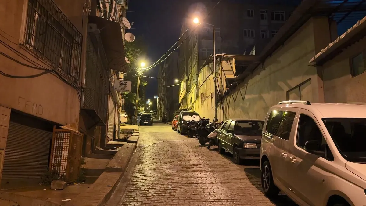1786257590199.jpeg Beyoğlu'nda şüpheli ölüm! Kötü koku gelen evde acı gerçek ortaya çıktı: 57 yaşındaki adam ölü bulundu-3
