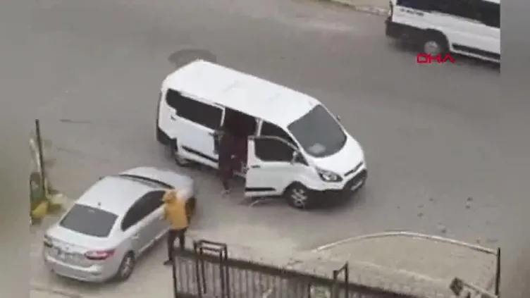 İstanbul'da film sahnesini aratmayan olay: Otomobilin önünü kesip sürücüyü kaçırdı