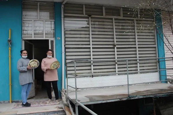 iki-kiz-kardes-kosgebden-100-bin-lira-hibe-aldi-kendi-cini-atolyelerinin-patronu-oldu-1617607176765.jpg İki kız kardeş KOSGEB'den 100 bin lira hibe aldı! Kendi çini atölyelerinin patronu oldu-5
