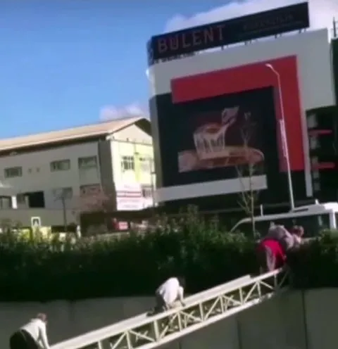 SON DAKİKA: Bağcılar'da pes dedirten görüntü kamerada: Bebek gibi emeklediler-2