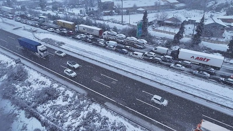 Uzun kuyruklar oluştu. (AA)
