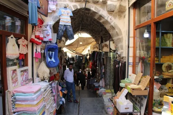 kendisi-kucuk-etkisi-buyuk-irana-ozgu-rusur-tasi-cilde-guzellik-veriyor-1631108704588.jpg Kendisi küçük etkisi büyük! İran'a özgü ruşur taşı cilde güzellik veriyor-4